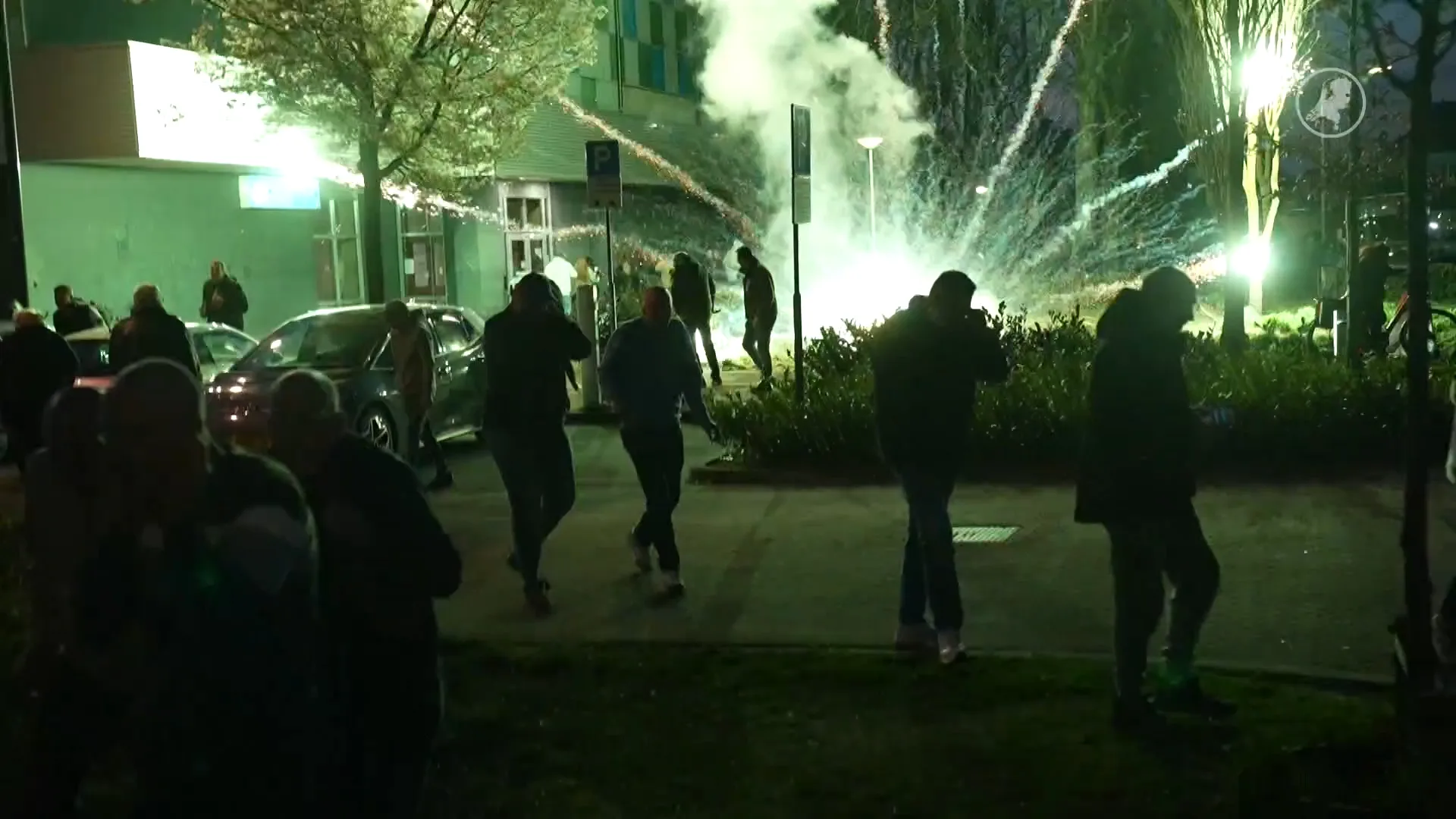 Jongen (14) opgepakt voor gooien vuurwerk bij azc-protest in Best