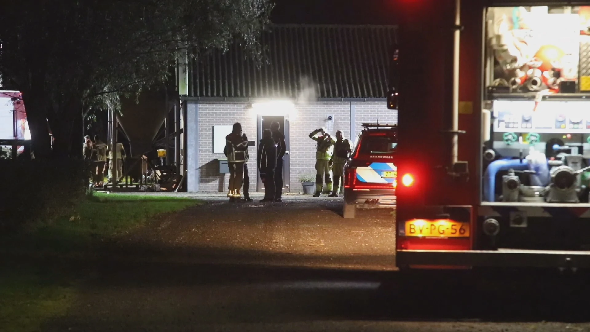 Brandweerman valt in mestput tijdens redden jonge stieren in Genemuiden