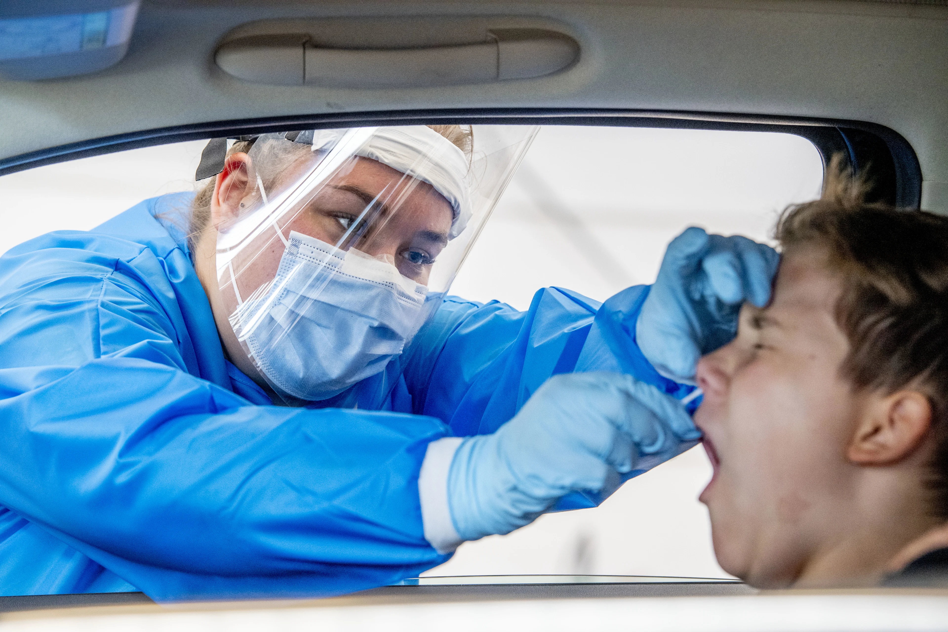 Voormalig RIVM-topman: 'Coronabestrijding moet slimmer, ook mensen zonder klachten testen'