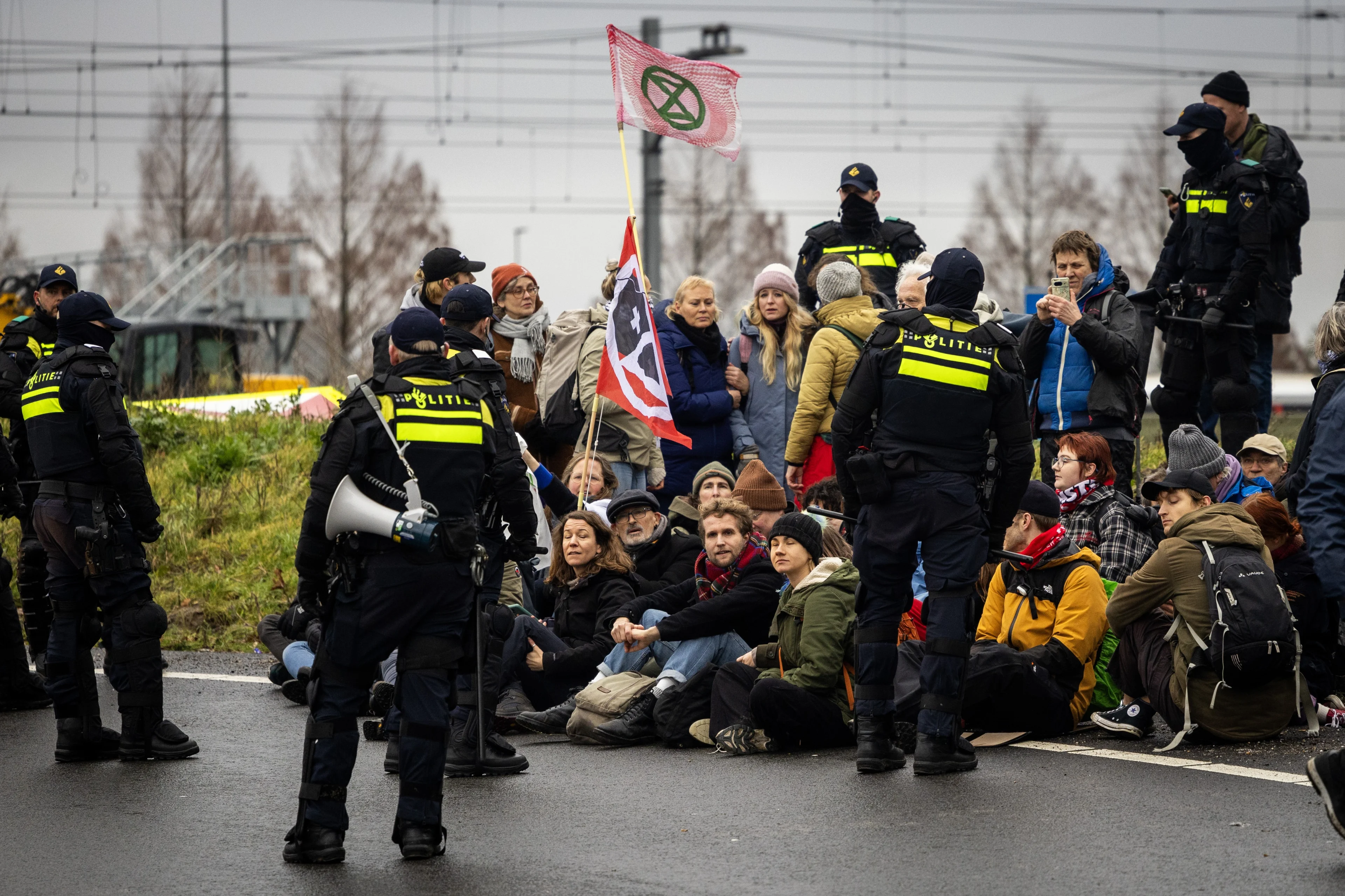 Politie haalt actievoerders XR van A10 en verricht 130 arrestaties