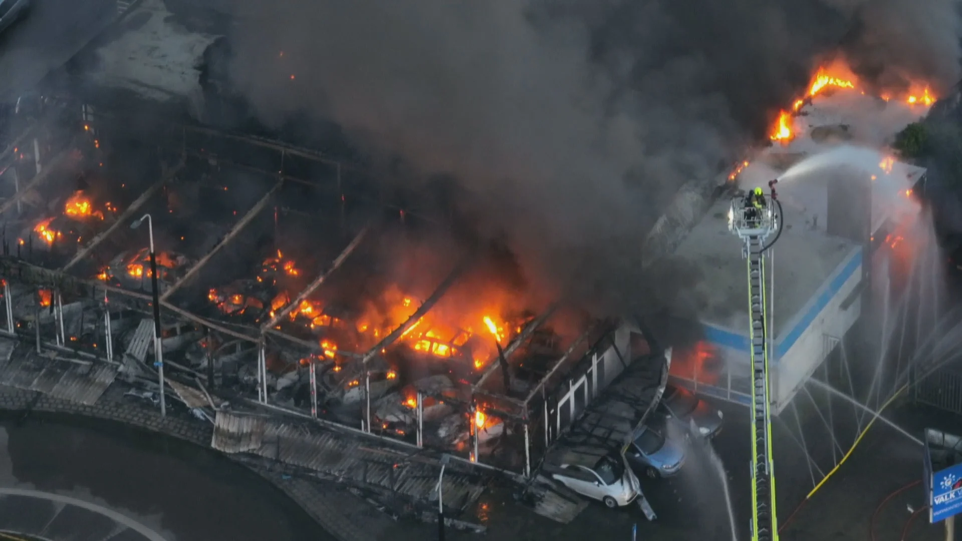 Grote brand bij autobedrijf in Alphen na acht uur onder controle