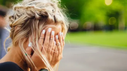 Man met verkeersborden in aanhanger laat continu piemel zien aan vrouwen