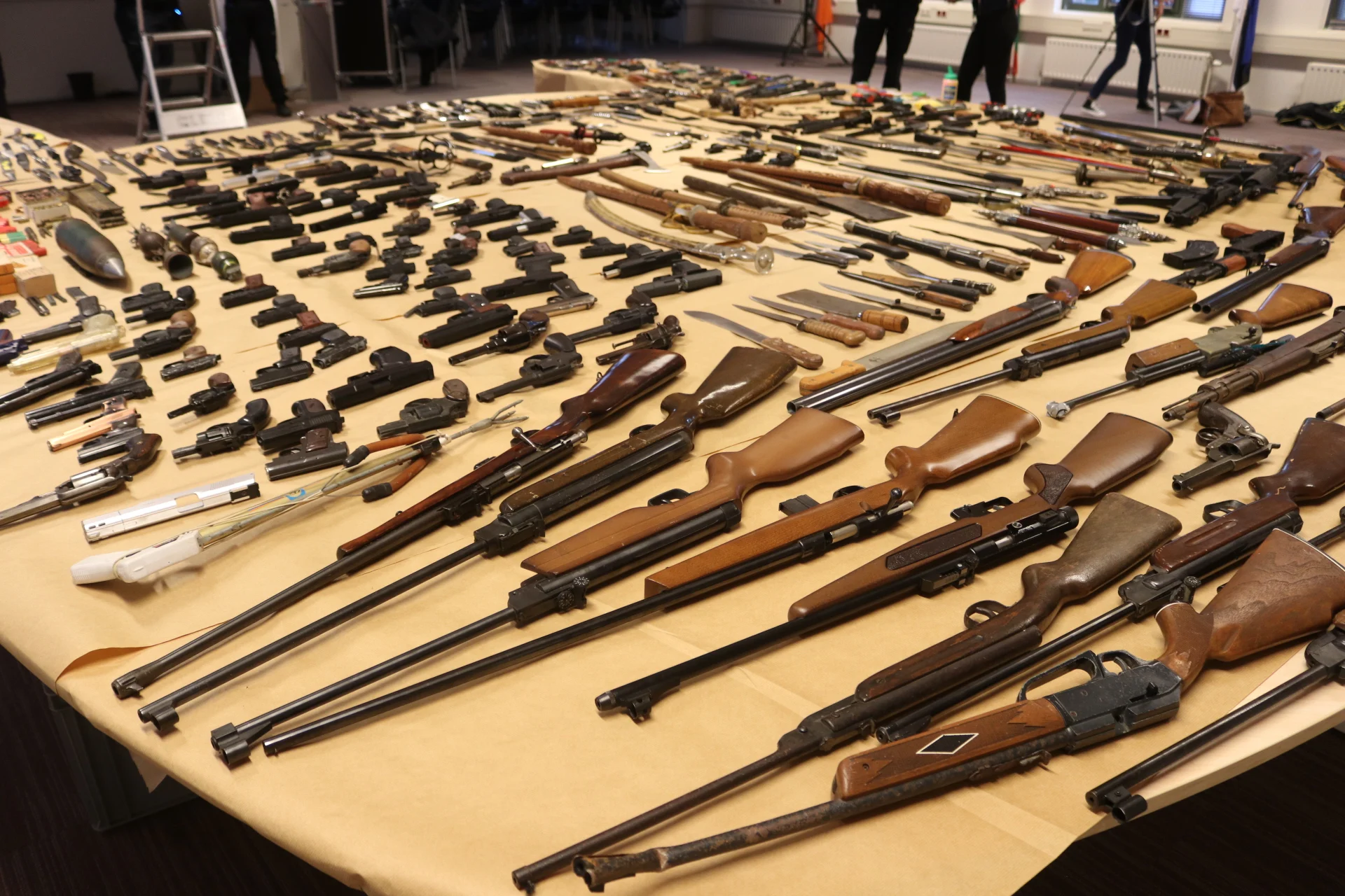 Pistolen, messen en explosieven: jongeren staan honderden wapens af tijdens wapeninleveractie