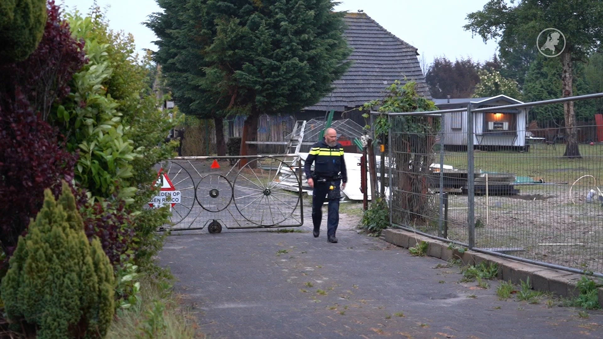 Politie doet inval op terrein in Hulten, mogelijk pand van wapenhandelaar Jan B.