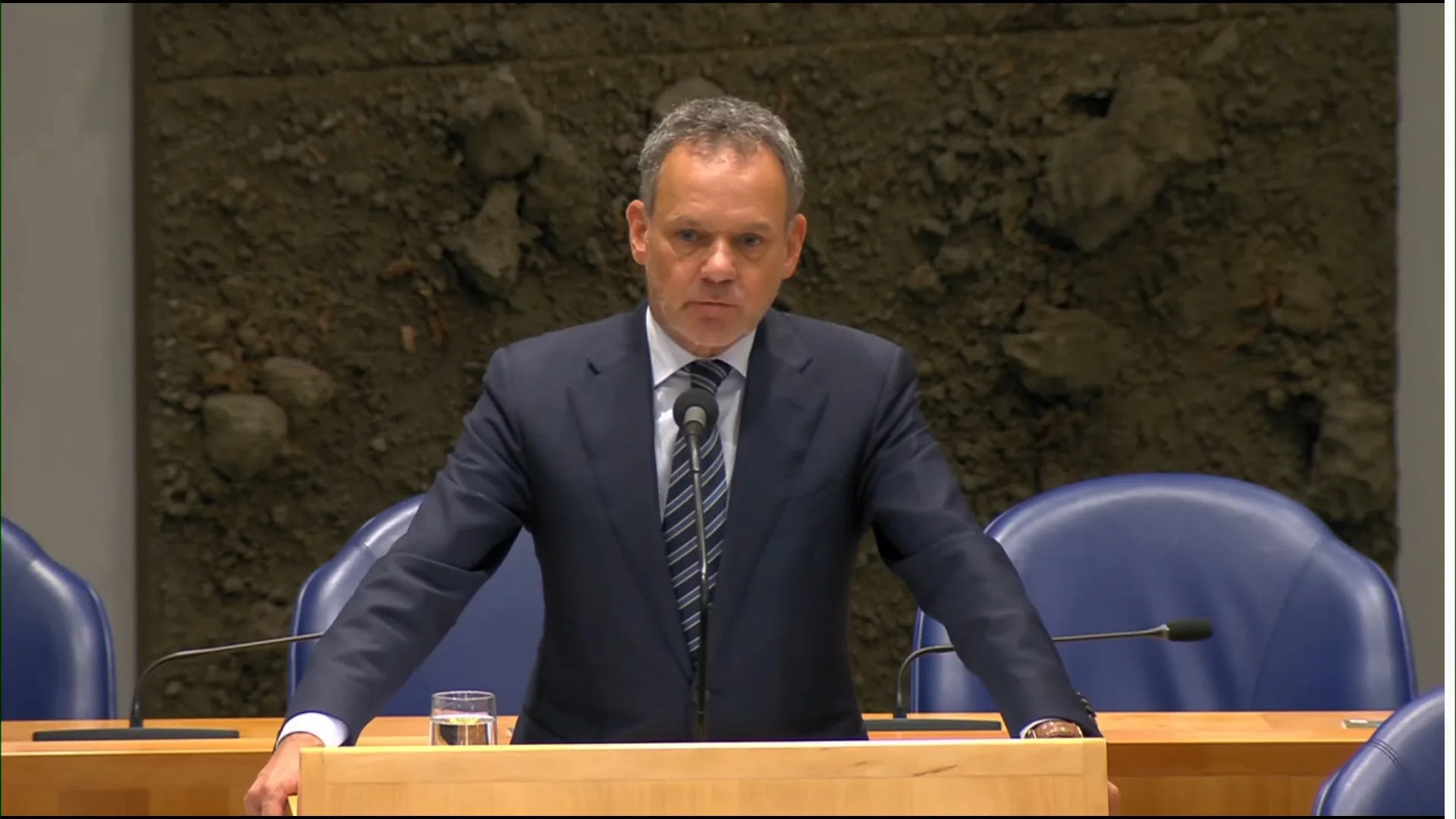 Partijen zeggen vertrouwen Veldkamp op tijdens Gaza-debat