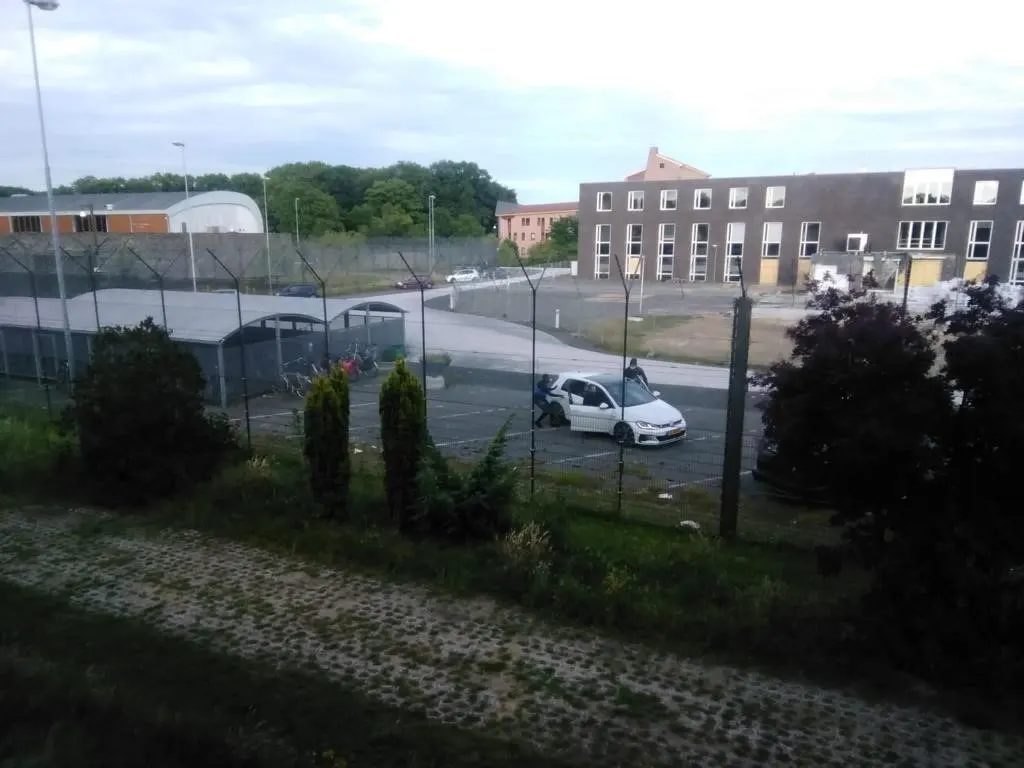 Vluchtauto ontsnapte tbs'ers gevonden, bestuurder weer vrijgelaten