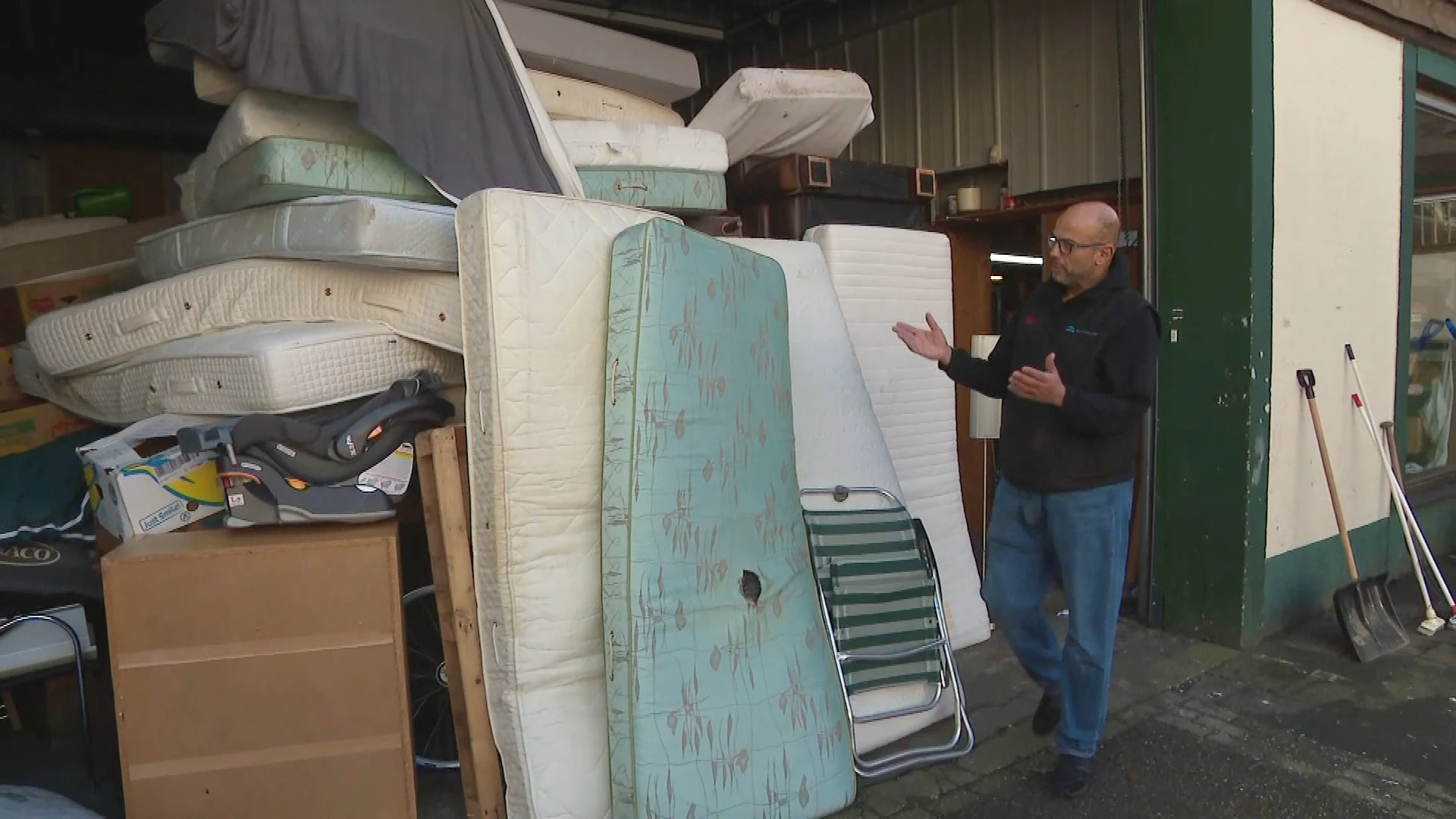 Kringloopwinkels zijn afvaldumpers beu: 'Kost ons tienduizenden euro's'