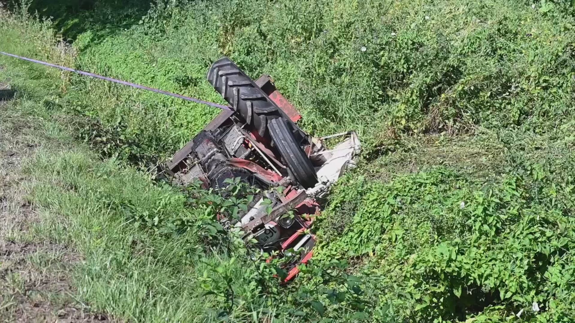 Bestuurder belandt met trekker en al in sloot, traumahelikopter ter plaatse