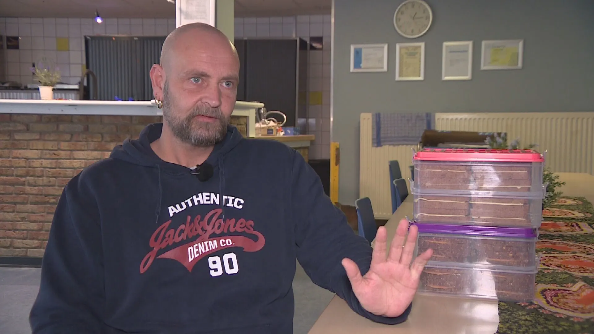 Goede economie? 'Broodvader' Johan smeert boterhammen voor arme kinderen