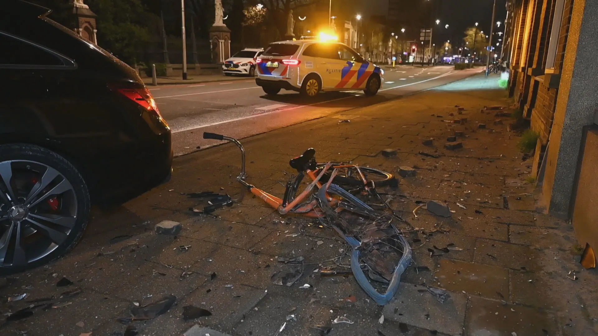 Auto met man en vrouw knalt vol op woning en creëert spoor van vernieling