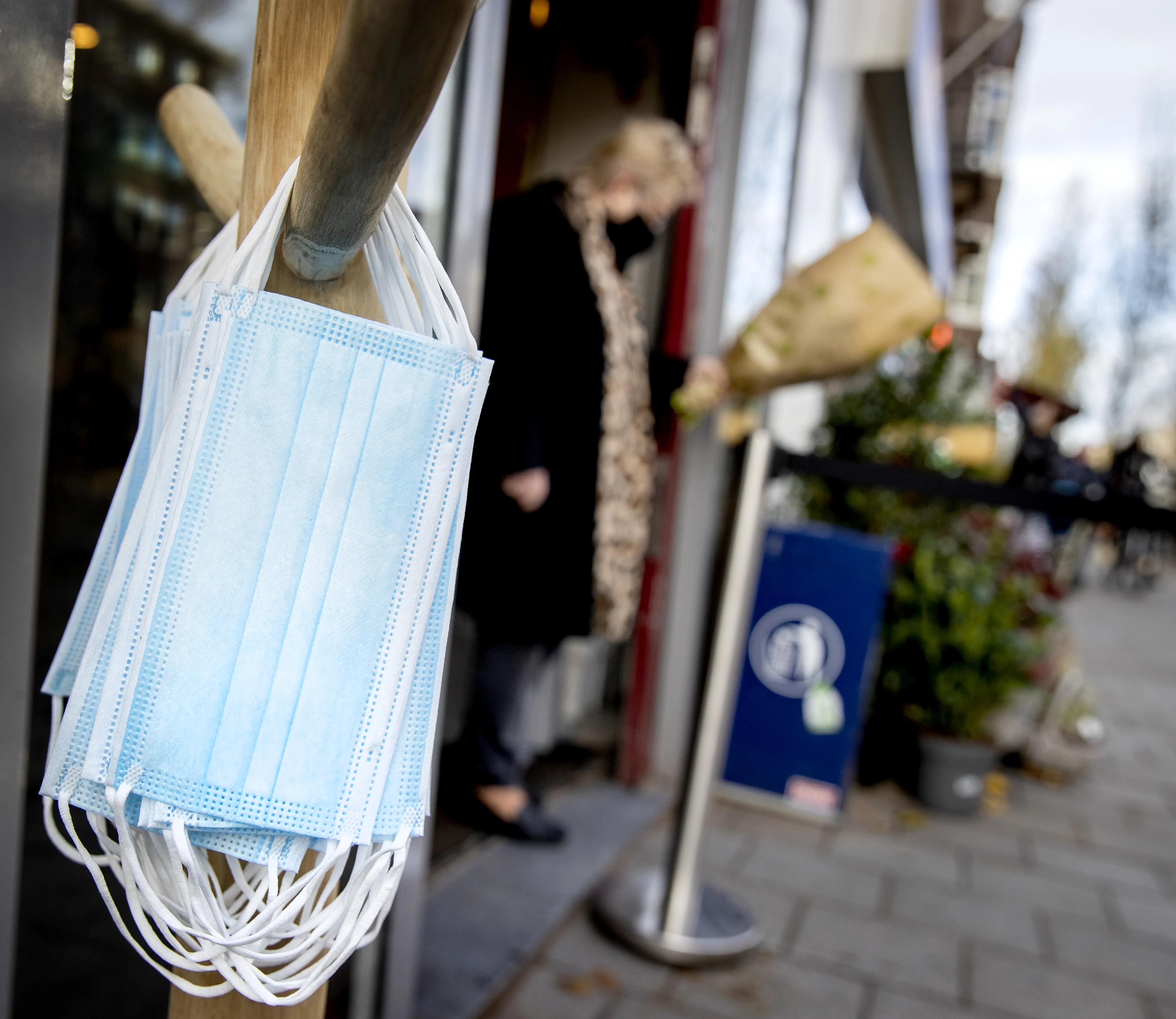 Man (60) uit Enschede zet supermarkt op stelten: gooit blikken bier naar filiaalmanager om mondkapjesplicht