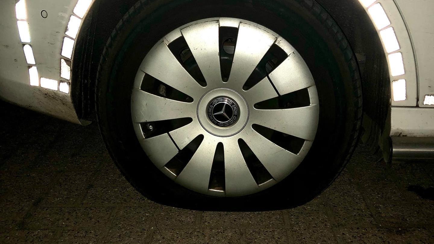 Feestganger trakteert politie op platte band: 'Hopelijk zijn we niet nodig geweest'