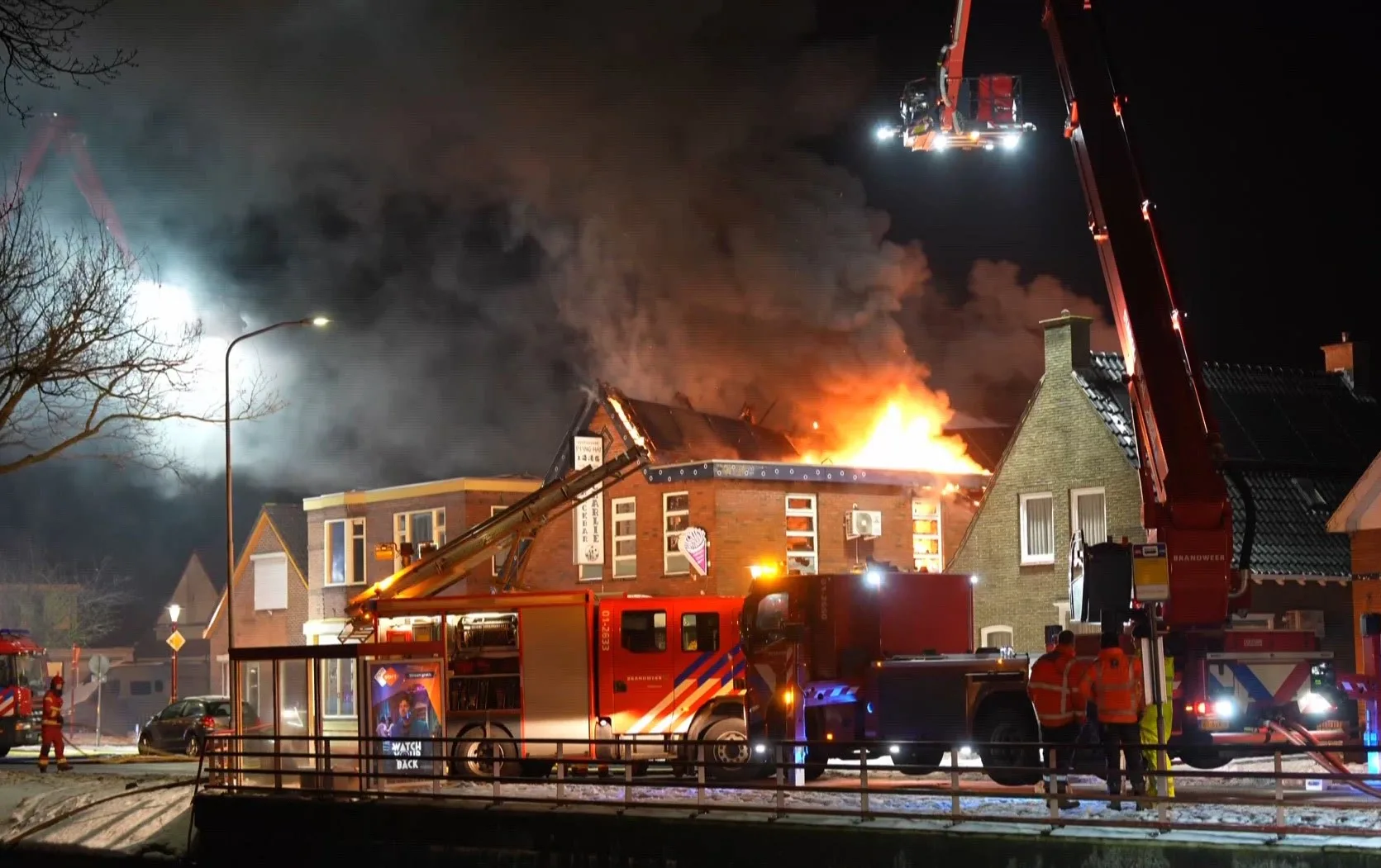 Zeer grote brand bij snackbar in Stadskanaal, mogelijk ontstaan bij frituur