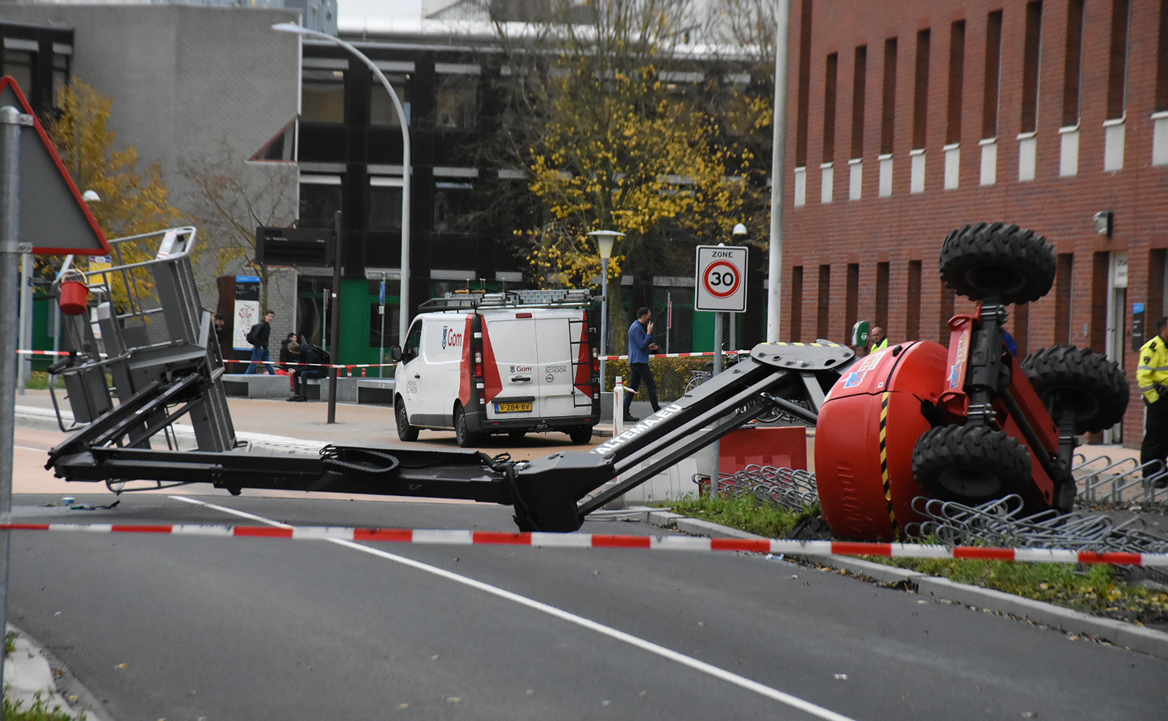 Hoogwerker in Groningen valt om met glazenwasser er nog in