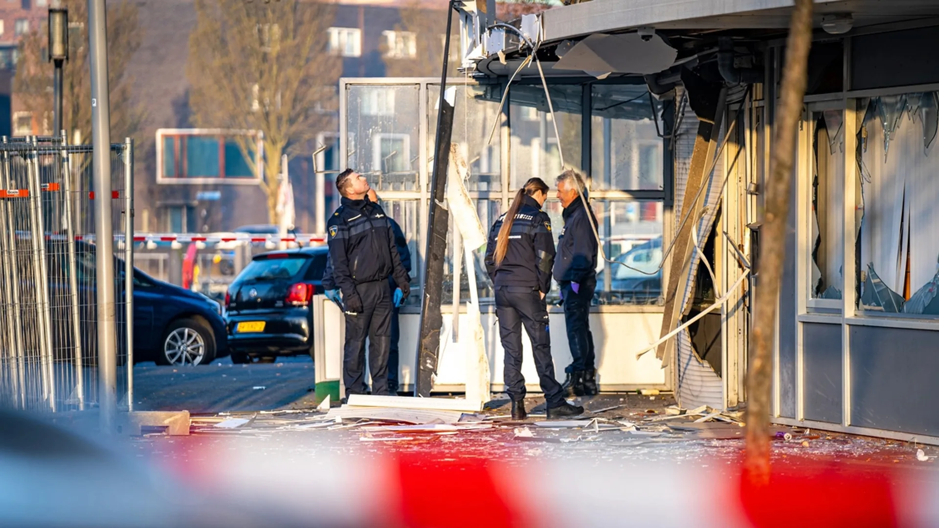 Explosie blaast gevel uit shoarmazaak Rotterdam: 'Knal was kwartier verder te horen'