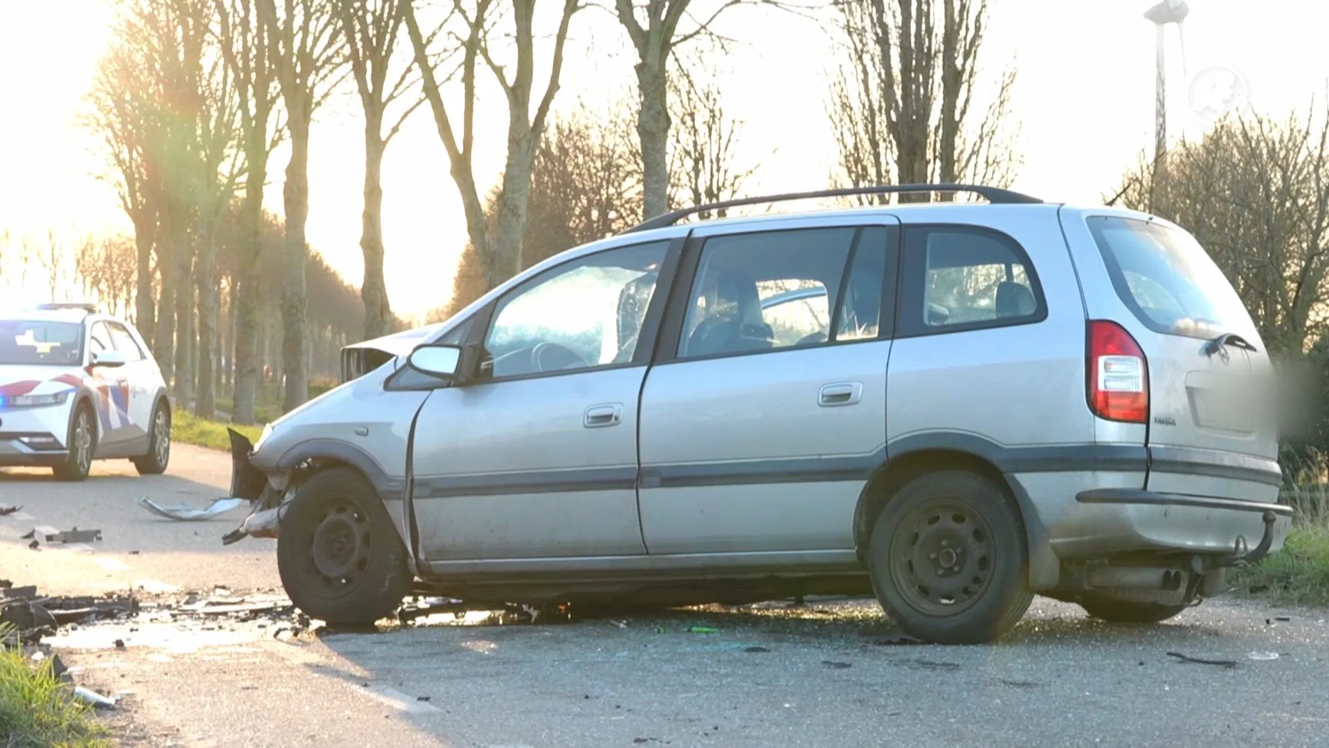 Auto belandt onderaan dijk na botsing in Piershil, minderjarigen onder de gewonden