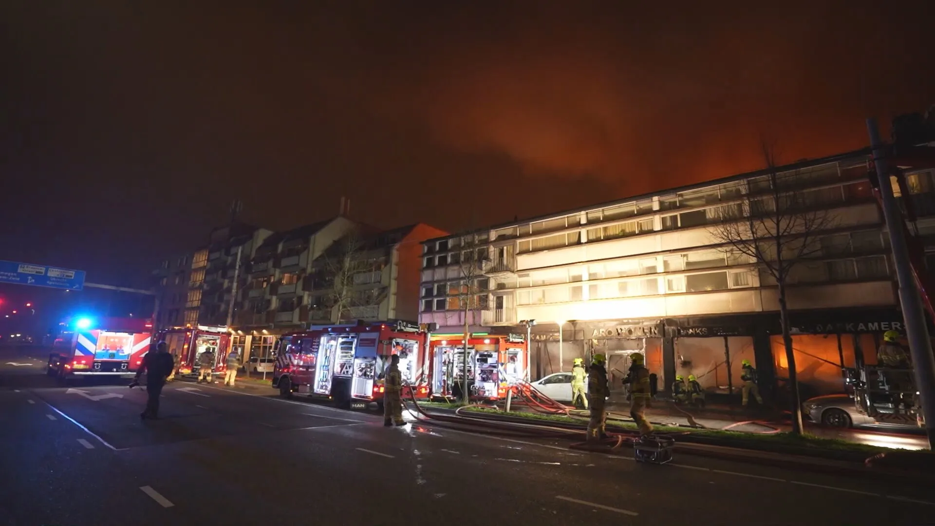 Grote brand bij binnenstad Arnhem, meerdere panden in lichterlaaie