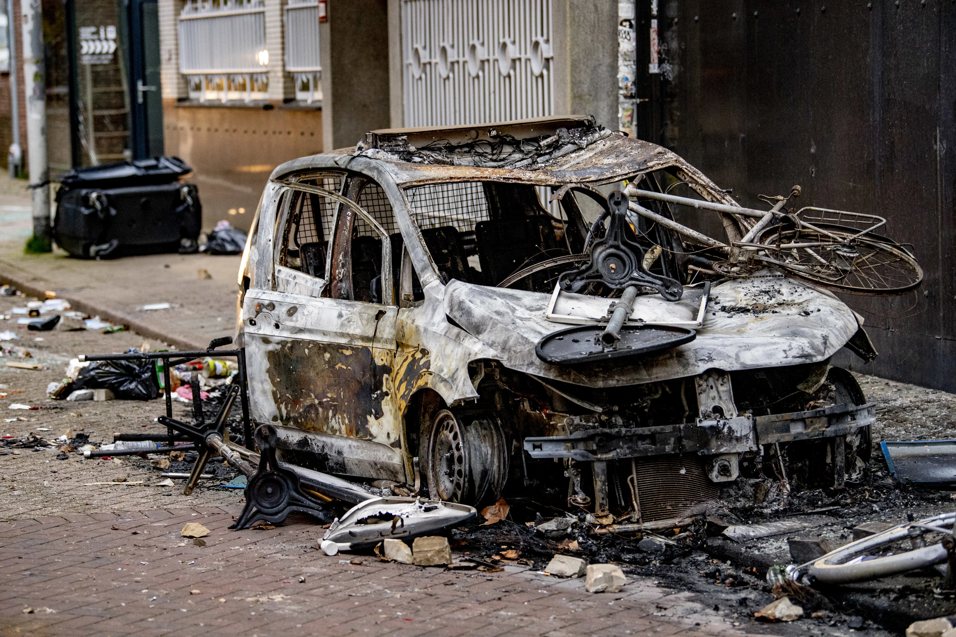 Buitenlandse media over rellen Rotterdam: 'Hooligans maakten jacht op politiemensen'