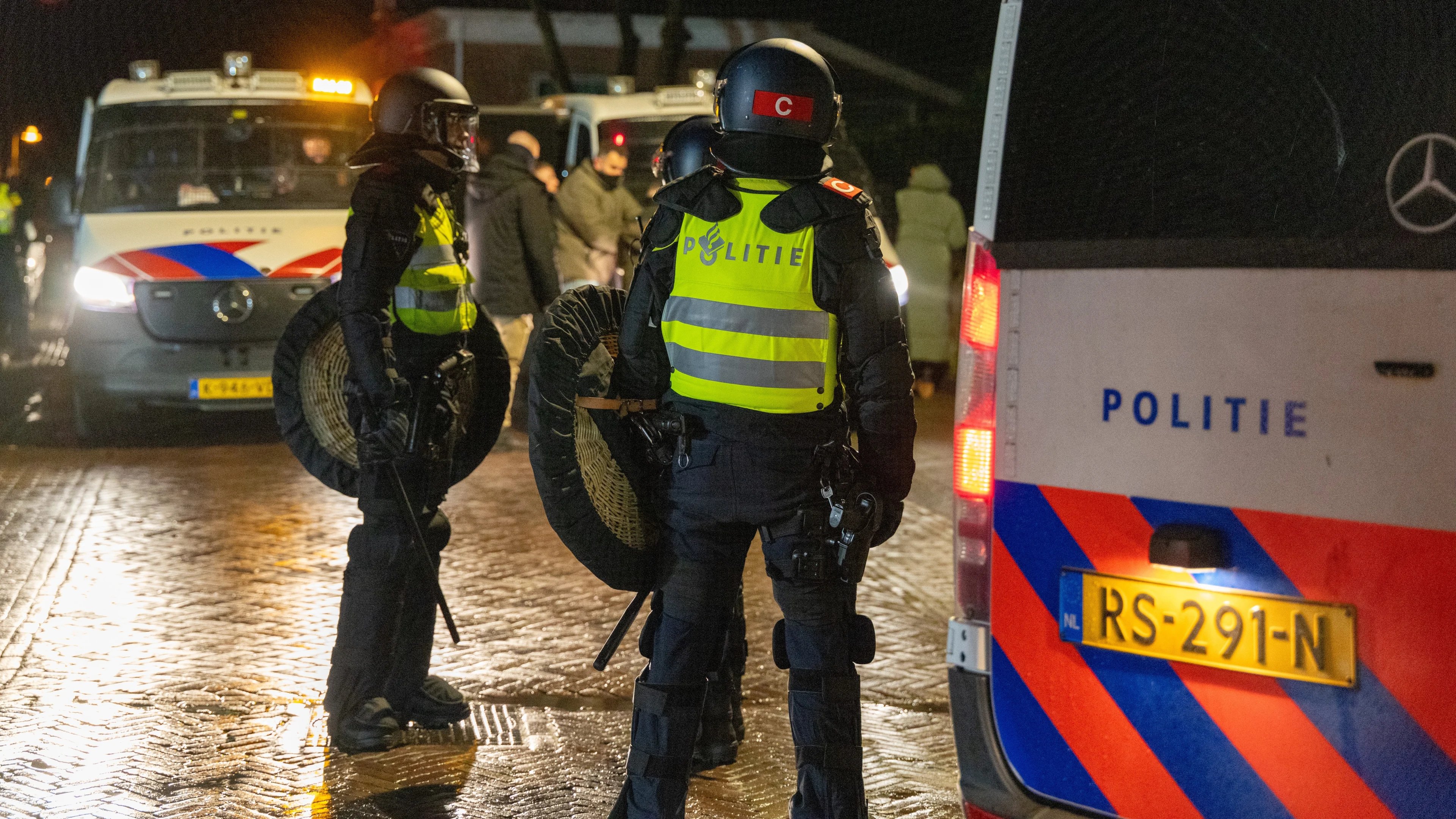 Politie op meerdere plekken bekogeld met stenen en zwaar vuurwerk