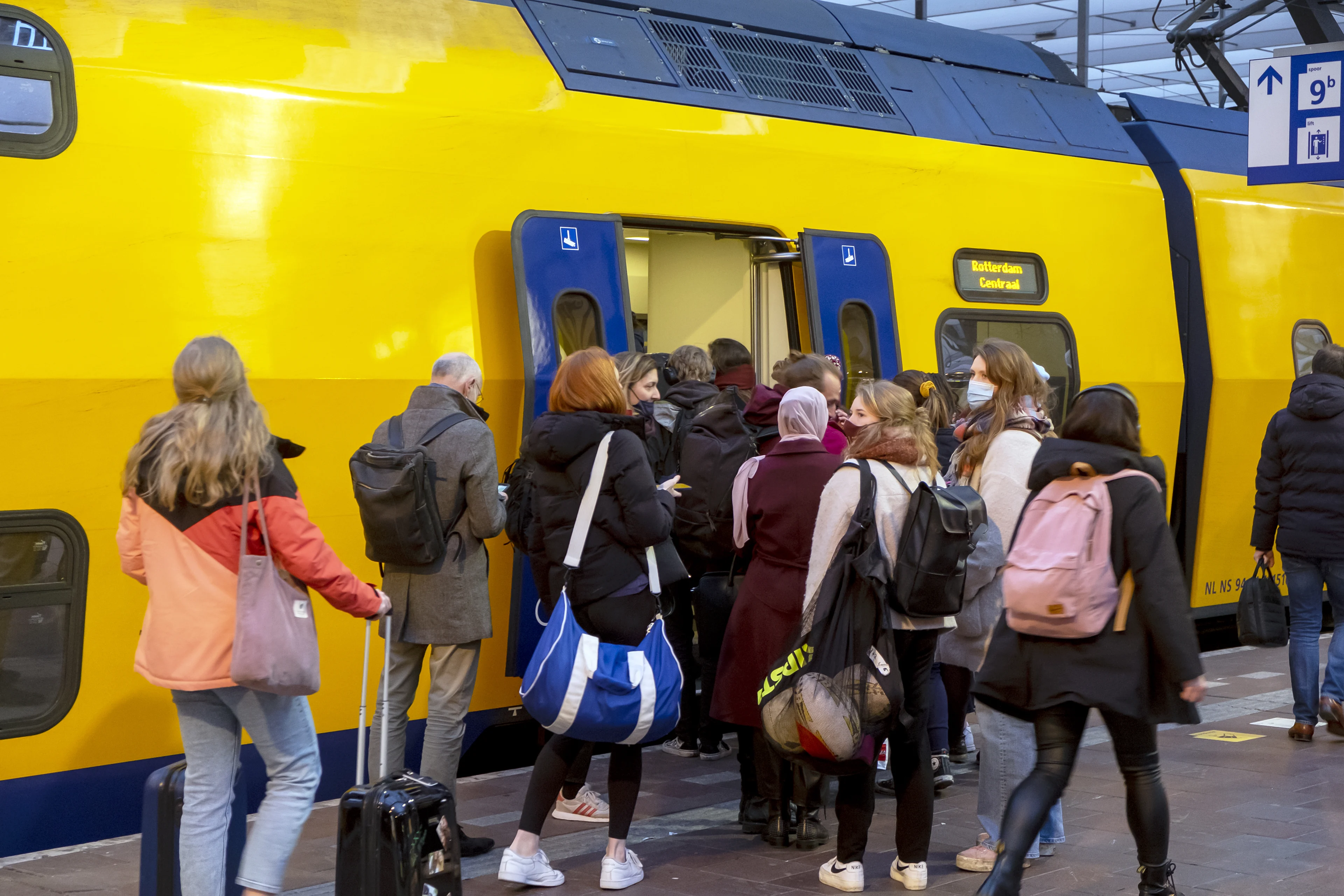 NS laat gevluchte Oekraïners gratis reizen met de trein: 'Paspoort is je kaartje'
