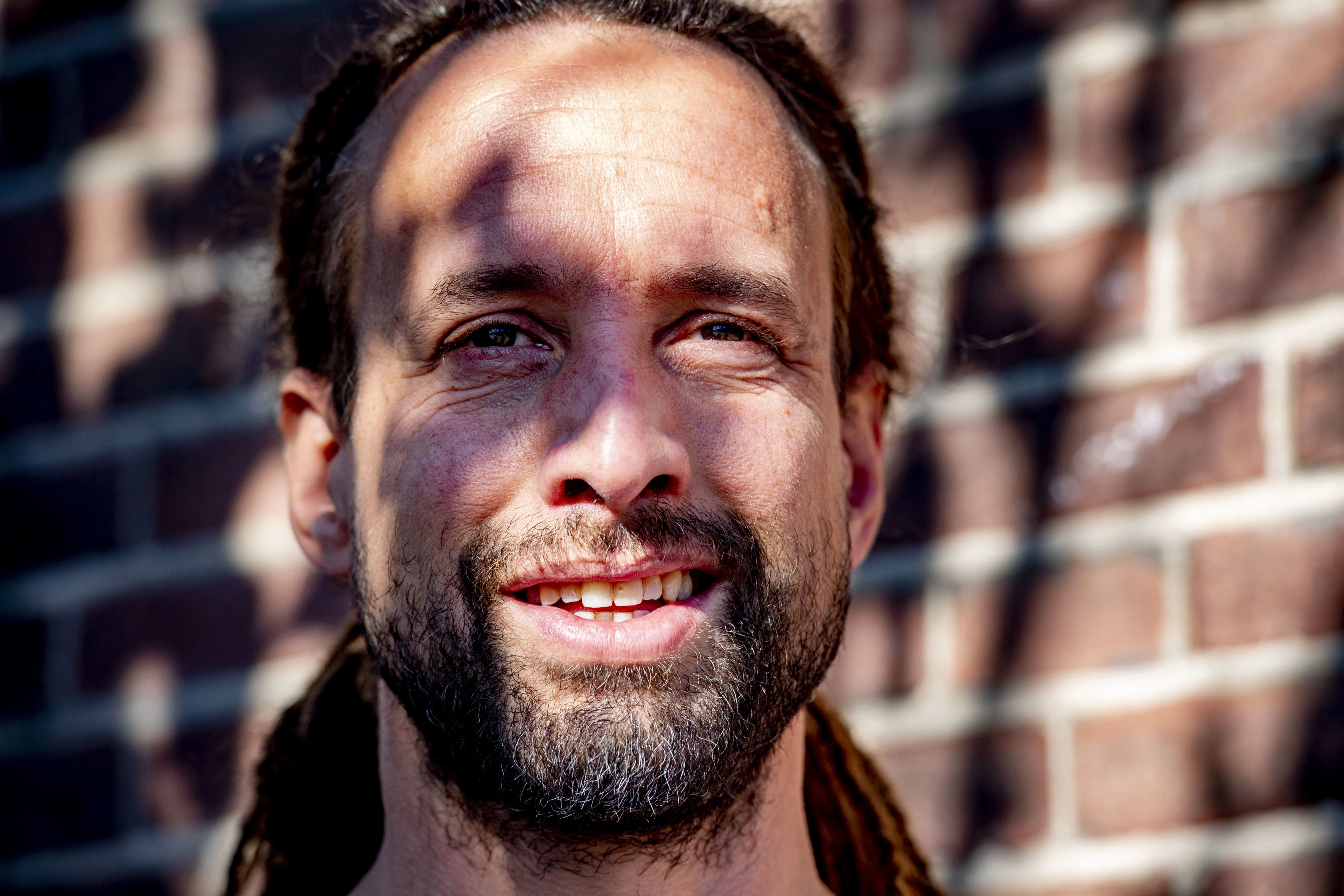 Man (39) gooit ruit in van dansschool Viruswaarheid-voorman Willem Engel