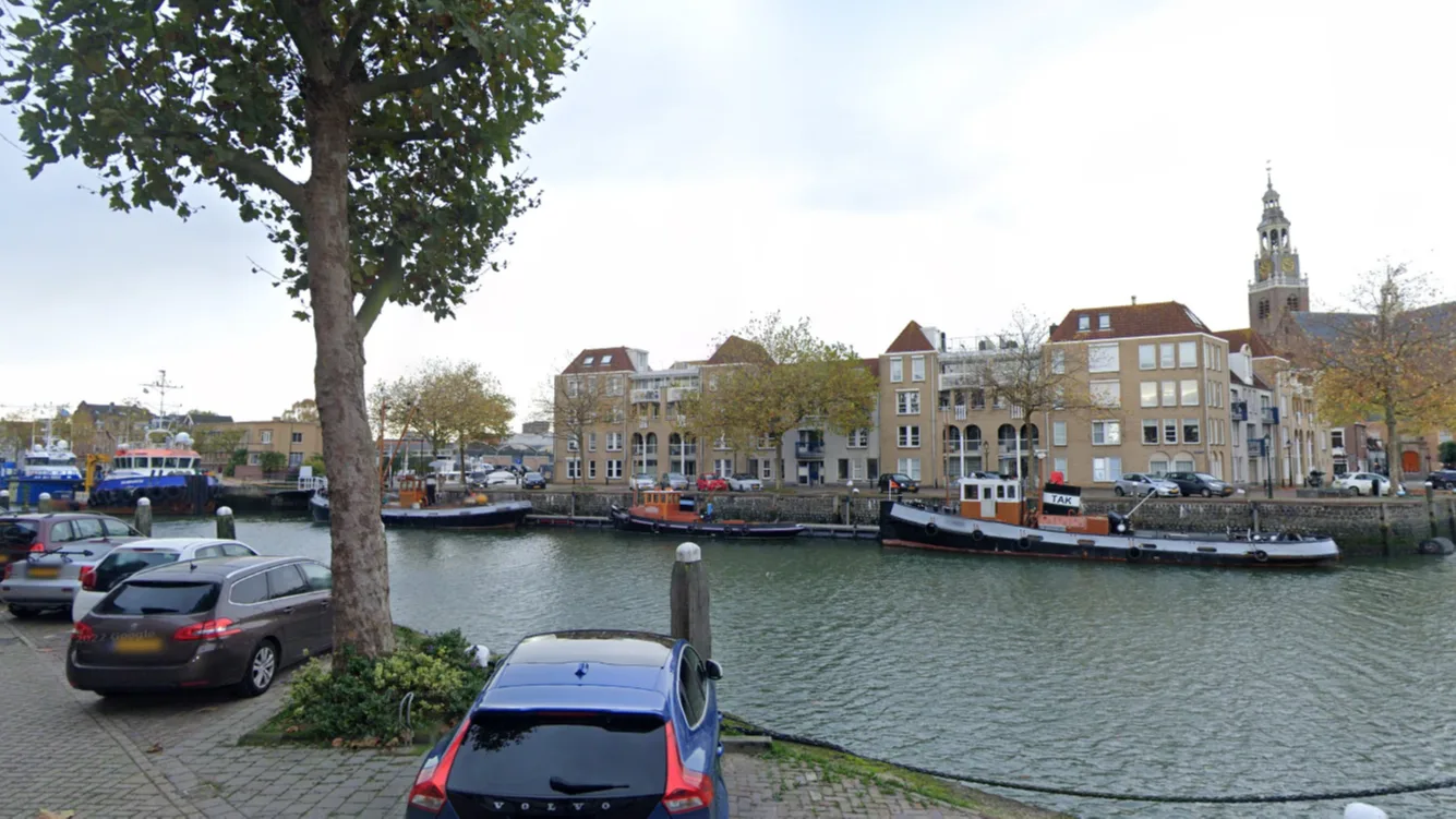 Bestuurder vergeet handrem, auto met jong kind rolt water in