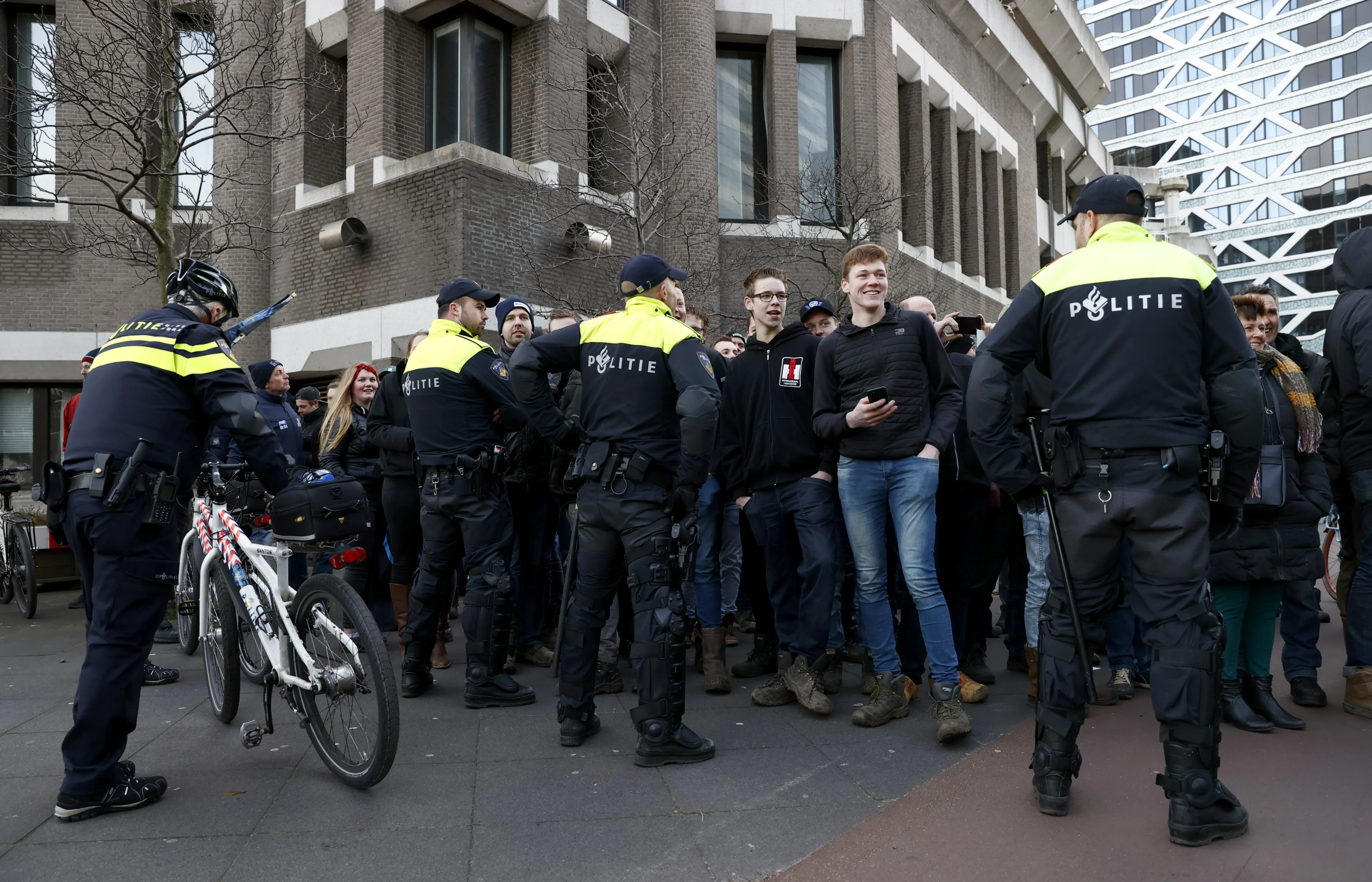 Politie stopt boeren die voor 'ludieke actie' op weg zijn naar ministerie van Landbouw