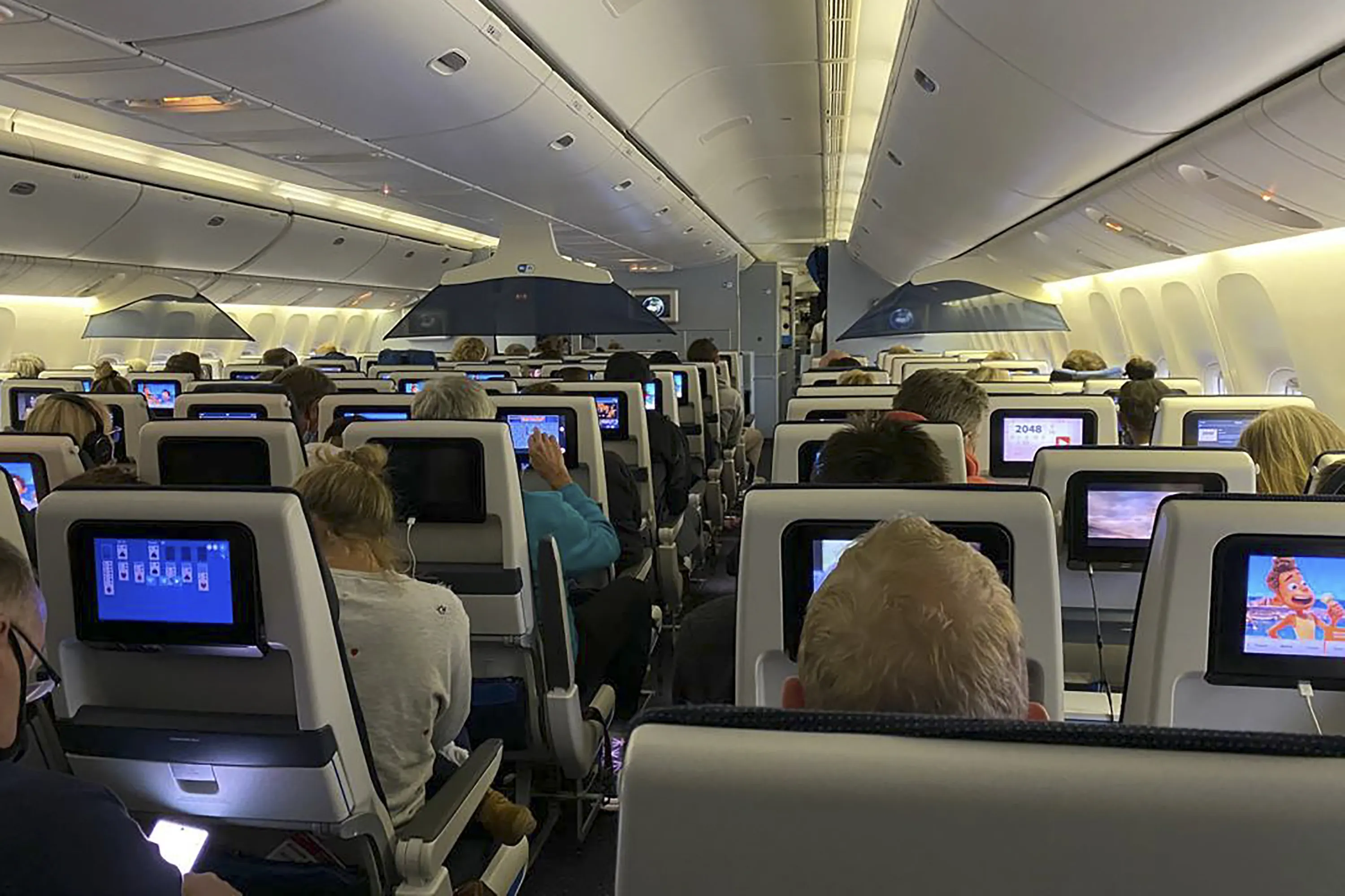 Veldbedden klaargezet op Schiphol voor gestrande reizigers uit Zuid-Afrika, GGD verwacht tientallen positieve testen