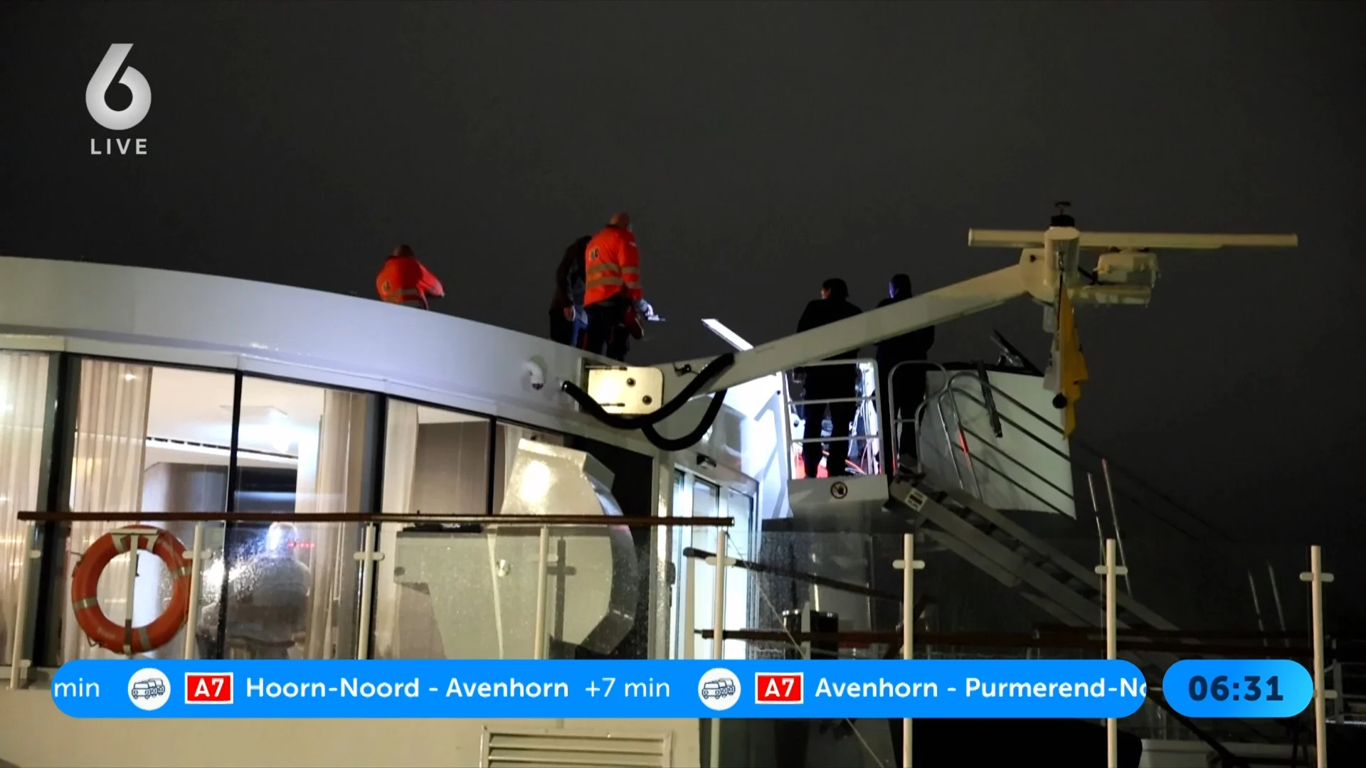 Riviercruiseschip vaart tegen Amsterdamsebrug en kan niet verder