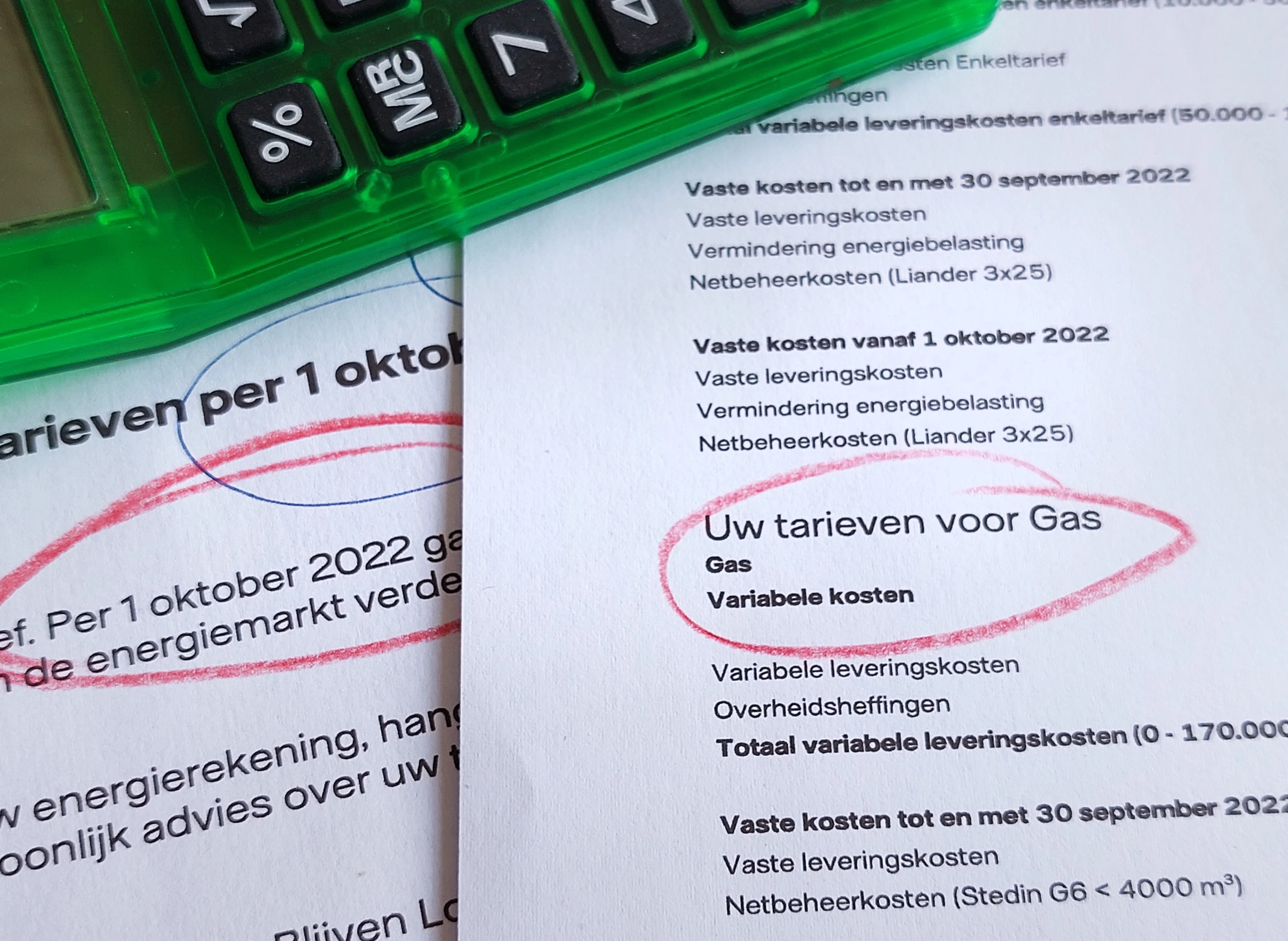 Drie grootste energiebedrijven zwichten na stroom van kritiek op tariefsverhoging