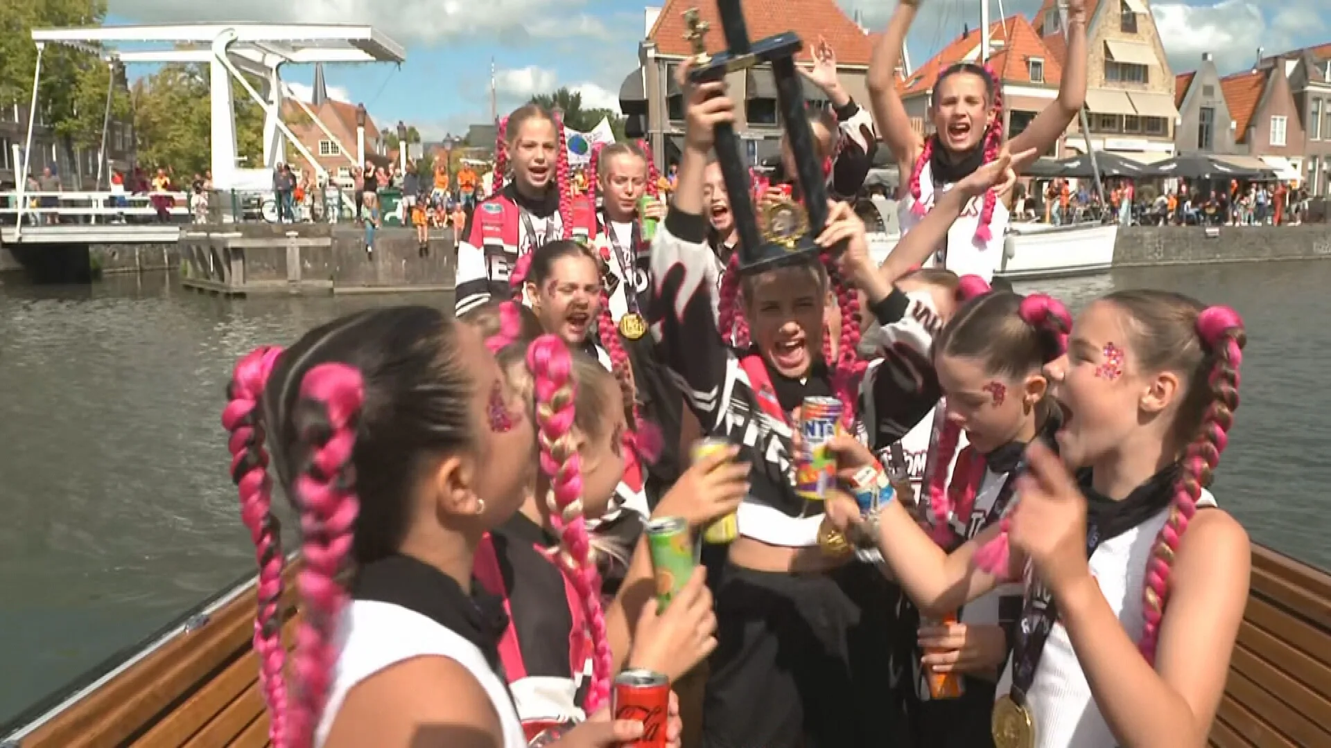 Streetdancegroep AtomX gehuldigd in Hoorn: 'WK winnen was kers op de taart'