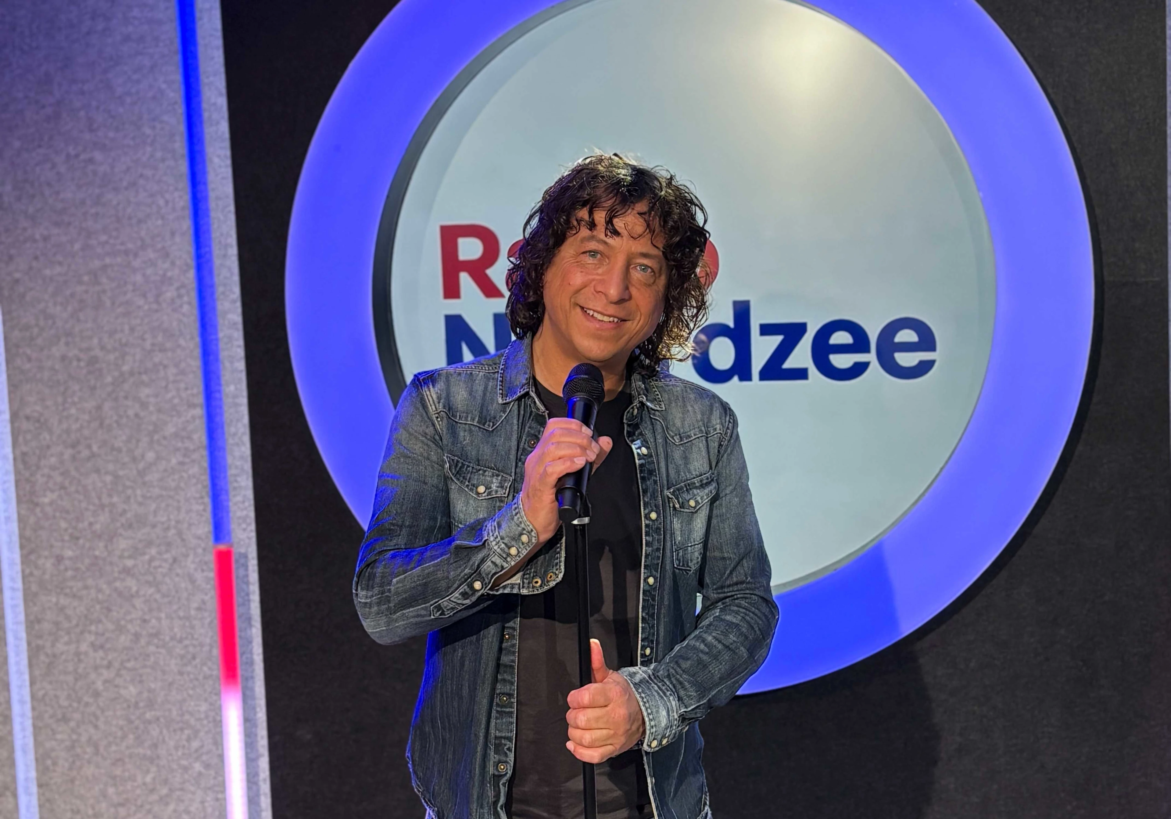 Zanger Vinzzent brengt eerbetoon aan Rob de Nijs een jaar na zijn overlijden