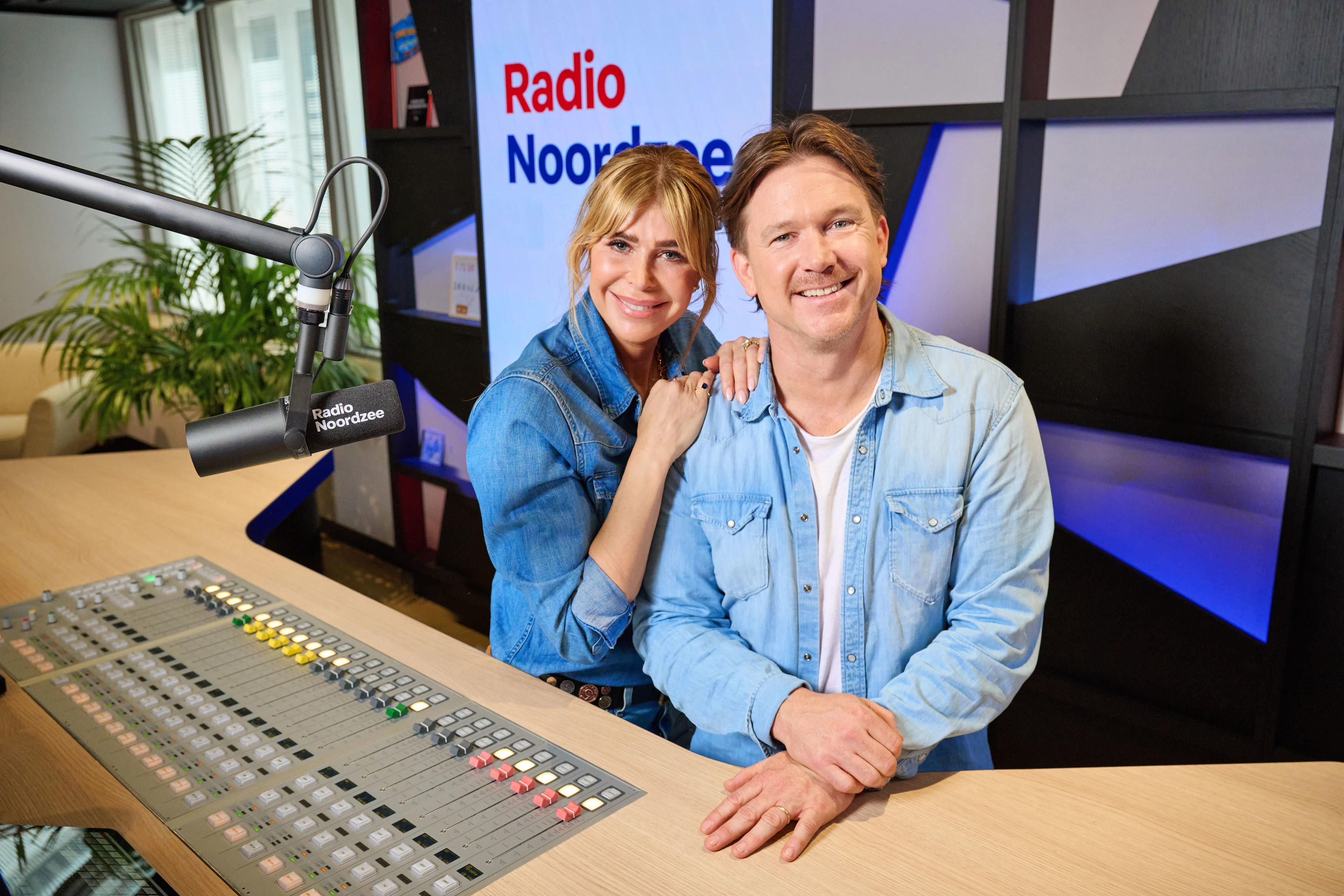 Estelle Cruijff en Johnny de Mol luiden weekend in met nieuwe radioshow op Radio Noordzee