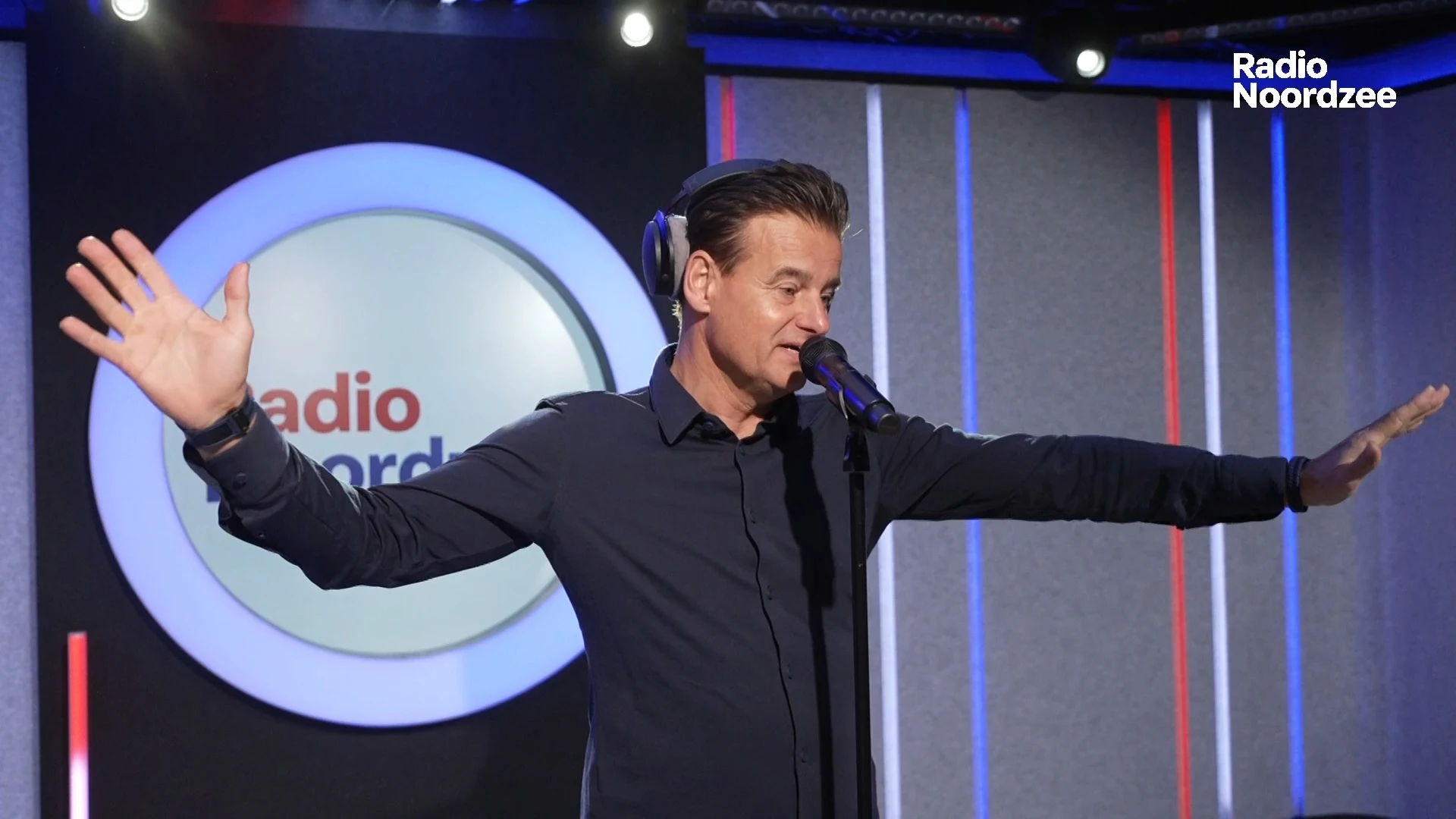 Wilfred Genee zingt Blijgelovig live op Radio Noordzee