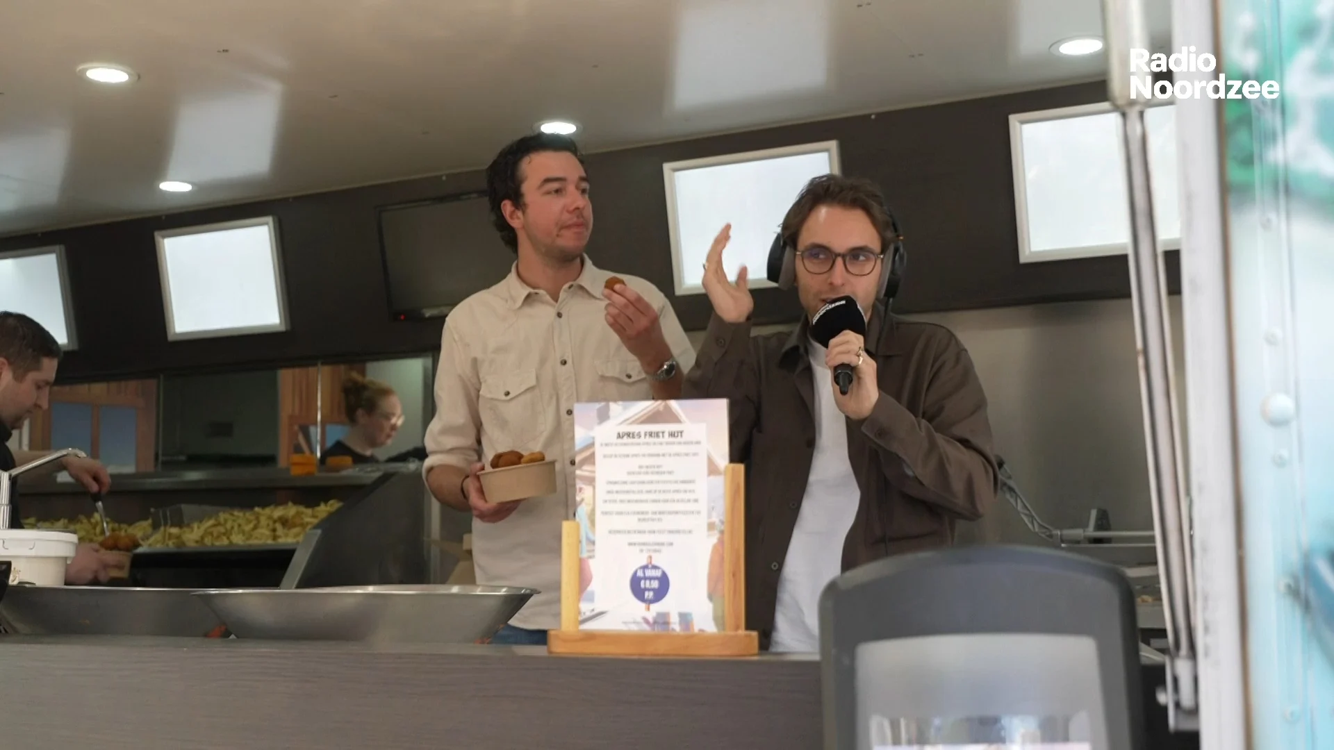 Chris Bauer is razende reporter bij snackhuis: "Hij verkoopt geen boten hier hè!"