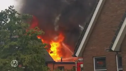 Vlammen slaan uit het dak bij brand in loods Valthermond, tankstation op steenworp afstand