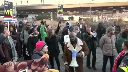 Grimmige sfeer bij intochten: ME en politie grijpen in