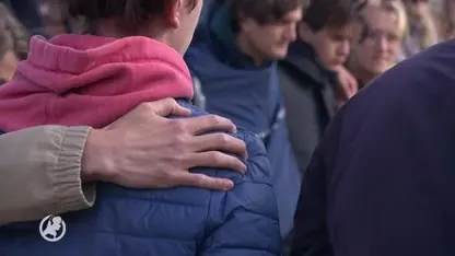 Groeiende bloemenzee bij Scheveningse surfschool, herdenking voor omgekomen surfers