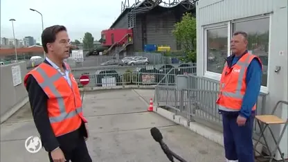 Rutte tussen het grofvuil gezet bij milieuservice in Den Haag: 'Maak er geen uitje van'