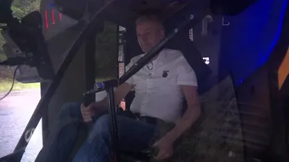 Ewout bouwt helikoptersimulator in eigen woonkamer