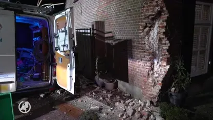 Angst bewoner wordt werkelijkheid: bestelbus ramt huis in Westerhoven