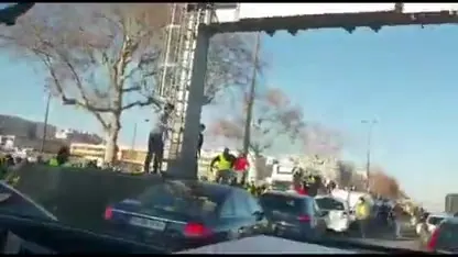 Gele Hesjes Lyon slopen politiewagen die vaststaat in de file