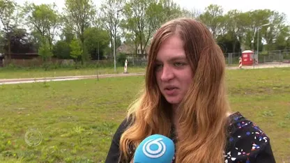 Wooncontainer met jongeren in achtertuin