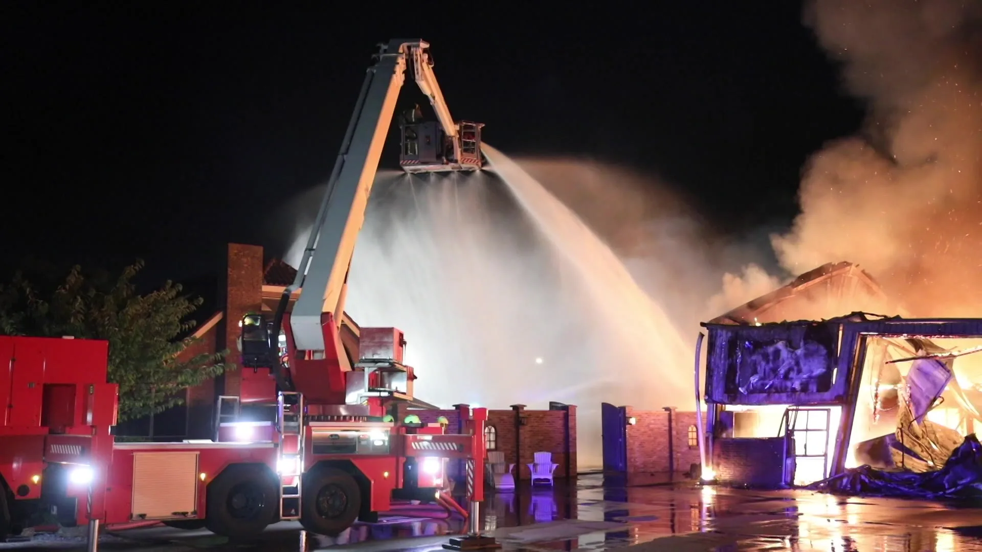 Grote brand bij tuinder in 's Gravensande