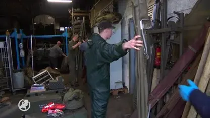 Re-enactmentgroep Koude Oorlog ziet deel legerspullen in rook opgaan