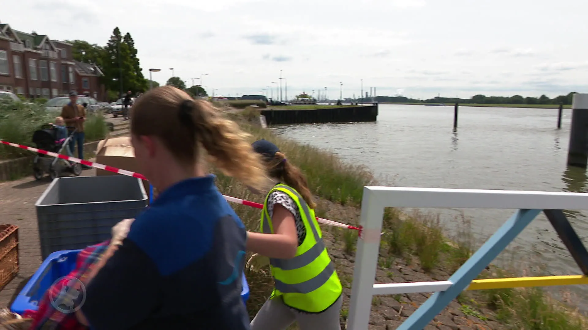 Honderden watervogels besmeurd met olie