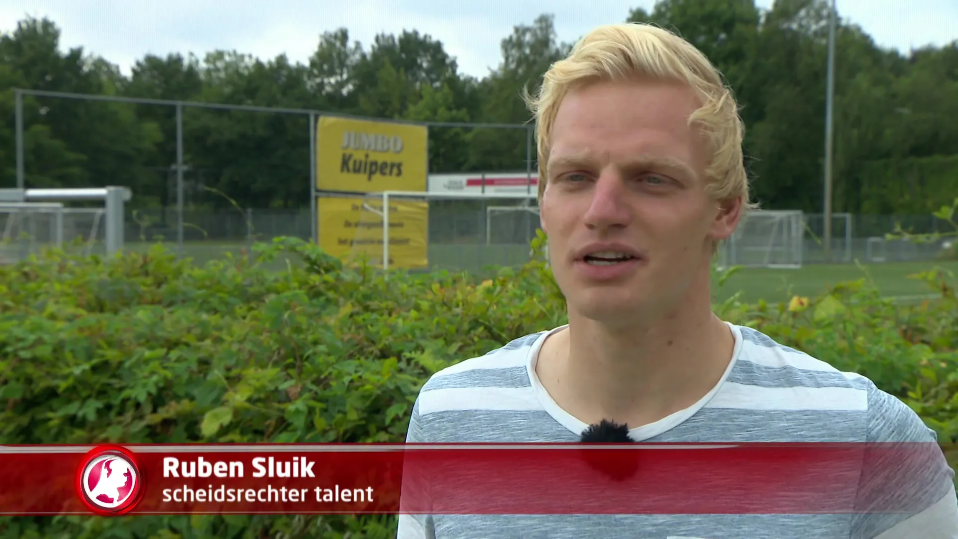 Scheidsrechter Kuipers langs de lijn tijdens halve finales WK