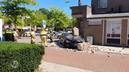 Vrouw rijdt met Tesla in gevel