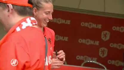 Jonge fans jagen op krabbels van Oranje en Leeuwinnen