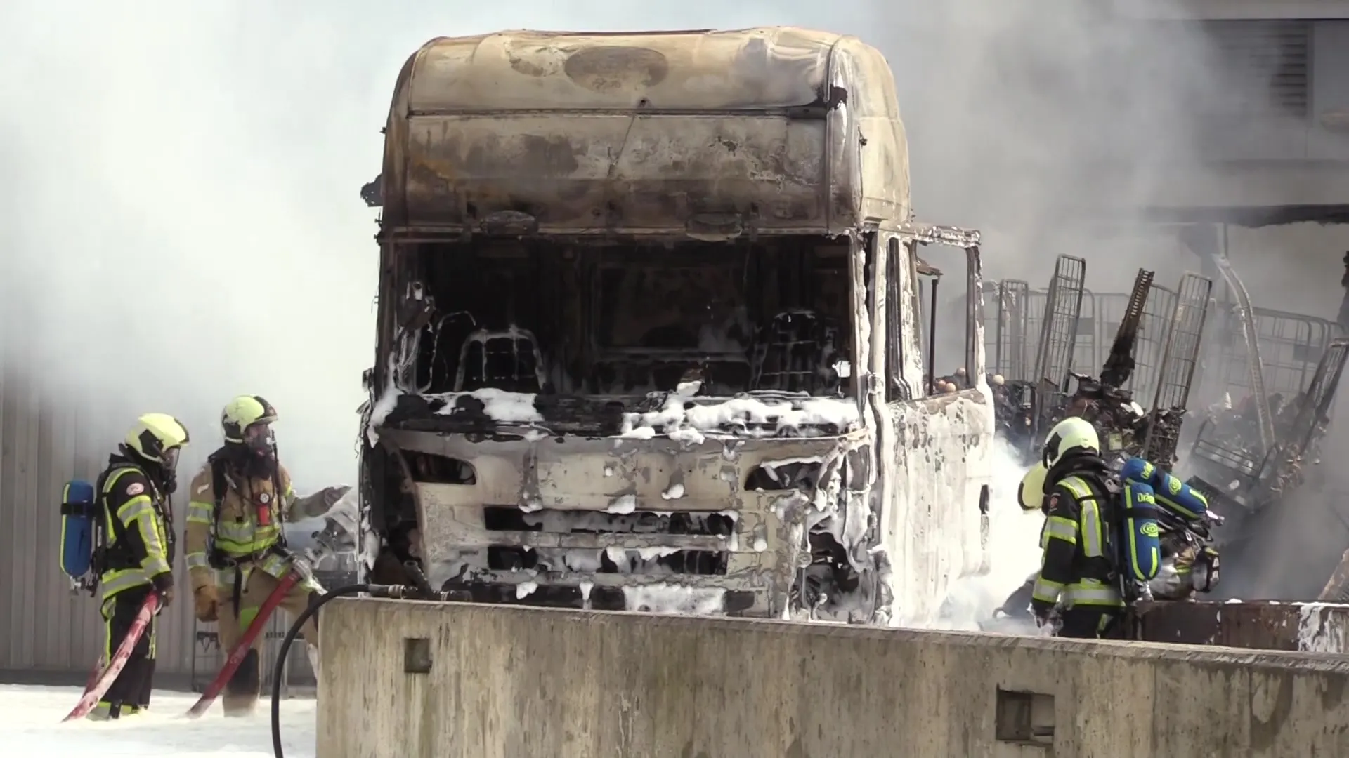Enorme vuurzee door vrachtwagenbrand bij winkelcentrum IJsselstein